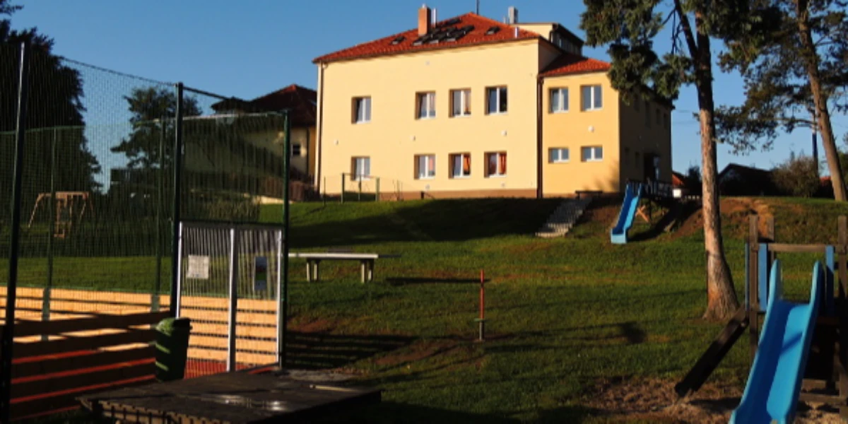 ZŠ a MŠ, Senohraby